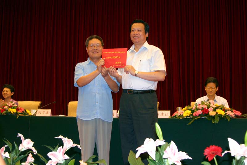 11 曾庆红副主席不但关心基金会的成立，而且以夫人王凤清名义向基金会捐款1万元。图为吴新雄省长代表曾庆红副主席夫人王凤清将捐款交给基金会阙贵善理事长。.jpg